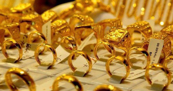 “Chỉ mua vàng để giữ tiền thôi” và cái kết khi giá vàng lao dốc