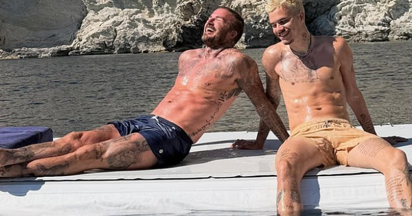 Bố 4 con, tuổi ngoài 50 - David Beckham cởi trần khoe body săn chắc nằm phơi nắng trên du thuyền 16 triệu bảng Anh, visual không tuổi là có thật!