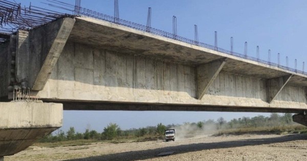 Dự án cầu gần 44 tỷ đồng chậm tiến độ gần chục năm, người dân liều mình băng qua sông mỗi mùa lũ lụt, than 