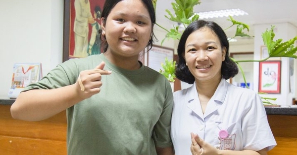 Cô bé ung thư máu mang sách vào viện, học để thực hiện lời hứa với bà