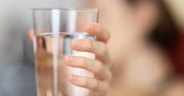 Bé trai 10 tuổi suýt tử vong vì một sai lầm khi uống nước theo cách 
