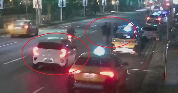 CCTV vụ nam ca sĩ gen Z chở bạn gái tông tài xế đang đứng chờ khách, bỏ trốn thì bị người dân đuổi theo đập vỡ cửa kính