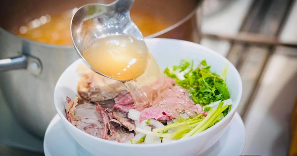 Lời khuyên đến những người có thói quen uống cạn nước phở