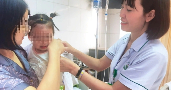 Xót xa bé gái 22 tháng tuổi bị chó tấn công nát mặt