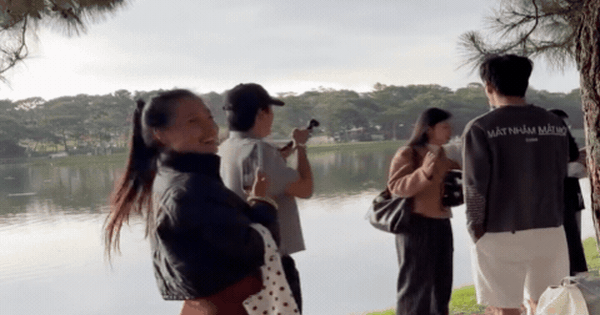 Bắt gặp nam ca sĩ hạng A đi bán áo dạo từ Nha Trang đến Đà Lạt