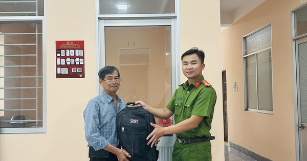 Phát hiện balo chứa nhiều vàng gồm dây chuyền, lắc tay, nhẫn... và tiền mặt: Công an mời người đàn ông SN 1962 lên làm việc