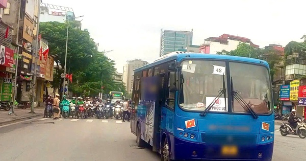 Vì sao người phụ nữ bị cuốn vào gầm xe buýt ở Hà Nội?