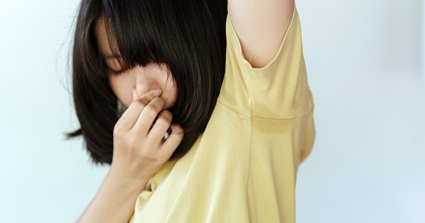 Tại sao nách vẫn hôi sau khi dùng lăn khử mùi? Dược sĩ tiết lộ: Có thể bạn dùng sai thời điểm!