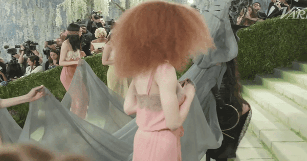 Cả Met Gala phải dạt ra vì 