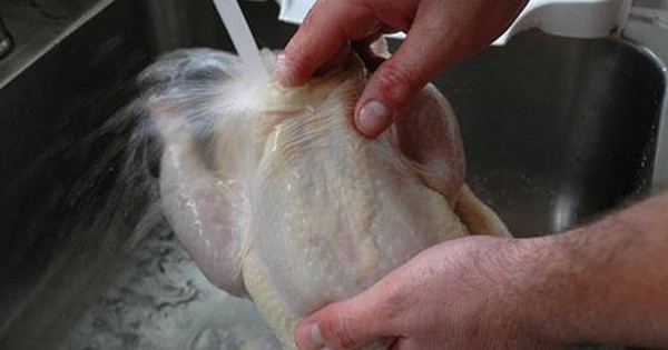 Sơ chế thịt gà trước khi nấu: Một thói quen tưởng tốt không ngờ 