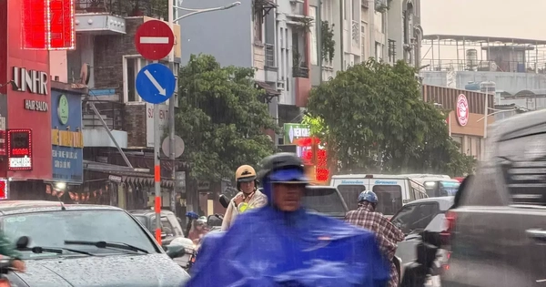 'Mưa vàng' trút xuống TPHCM giờ tan tầm