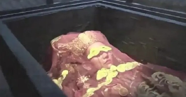 Phát hiện 'quan tài máu', chuyên gia vừa vén khăn che mặt nữ thi đã vội hét lớn: Nguy hiểm, mau rút lui!
