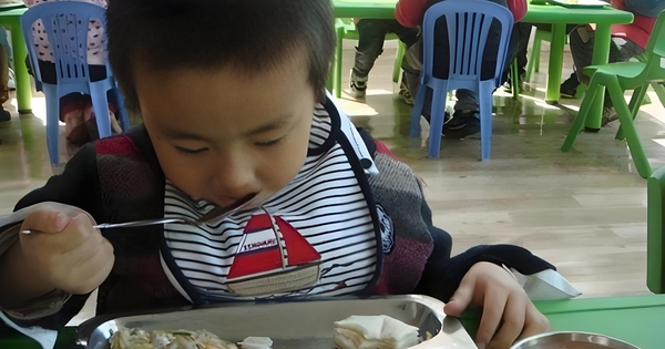 Nhìn cách ăn biết ngay tiền đồ: 3 thói quen trên bàn ăn cho thấy trẻ có EQ thấp, lớn lên khó thành công