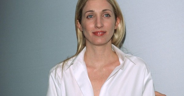 Áo sơ mi trắng kiểu Carolyn Bessette-Kennedy: Item bị săn lùng nhất hè 2026 sau loạt phim 