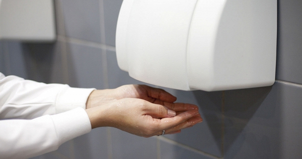 Lời khuyên cho các gia đình hay dùng máy sấy tay trong toilet