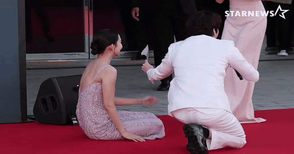 Clip Hyun Bin té ngã liên hoàn trên thảm đỏ Baeksang 2026, suýt gặp cảnh hớ hênh nhạy cảm giữa sóng trực tiếp