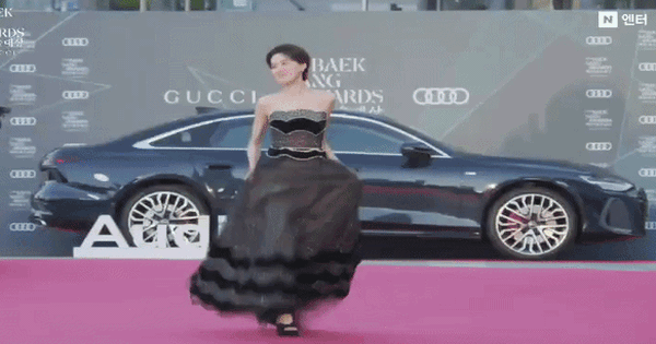Trùm lố ở Baeksang 2026: 1 mỹ nhân nhảy nhót bá đạo trên thảm đỏ, cả dàn sao hạng A sáp lại cũng xin nhường spotlight