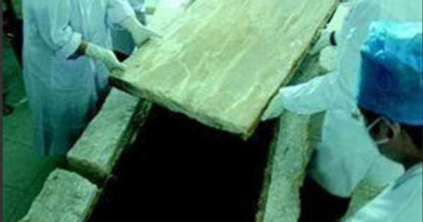 Bật nắp quan tài bịt kín nhiều năm, chuyên gia giật mình khi một bóng đen bất ngờ phóng ra: Quá khó tin!
