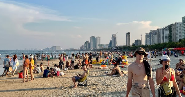 Cảnh tượng lạ ở bãi biển Mỹ Khê, Đà Nẵng, đến tắm biển cũng chia ca như đi làm