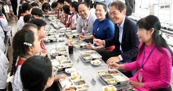 Tổng giám đốc Ajinomoto Việt Nam thích thú với bữa ăn học đường của học sinh Đồng Nai