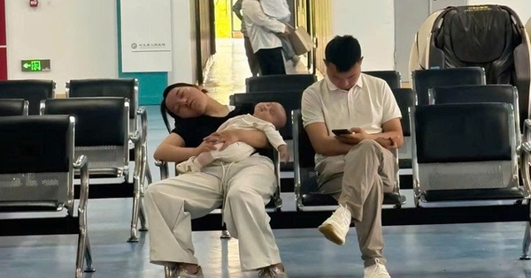 Bức ảnh ở hành lang bệnh viện đang viral: Bạn có chọn đúng bố cho con hay không? Cứ nhìn những lần con cái đau ốm thì sẽ rõ!