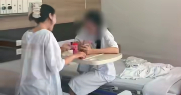 Cái nắm tay lạc quan của hai cô gái tuổi đôi mươi trong phòng bệnh ung thư