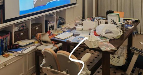 Bỏ sofa, đặt “bàn dài” giữa phòng khách: Lý thuyết thì hay nhưng không phải ai 