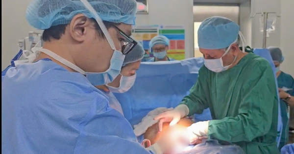Thai nhi mắc tim bẩm sinh, cặp đôi New Zealand sang Việt Nam chữa trị