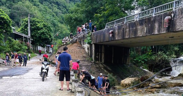 Ô tô chở dầu mất phanh tông vào lan can cầu, tài xế văng xuống suối tử vong