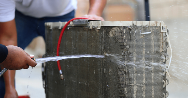 Có nên xịt nước vào cục nóng điều hoà để vệ sinh?