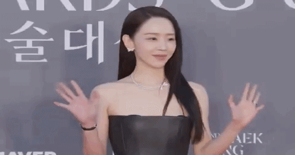 Một mỹ nhân xinh đẹp lâm cảnh khó xử trên thảm đỏ Baeksang, được khen ngời vì gương mặt không chút biến sắc