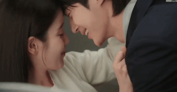 MXH náo loạn vì cảnh 18+ của IU và Byeon Woo Seok, chuyến này Lee Jong Suk tức chết mất thôi