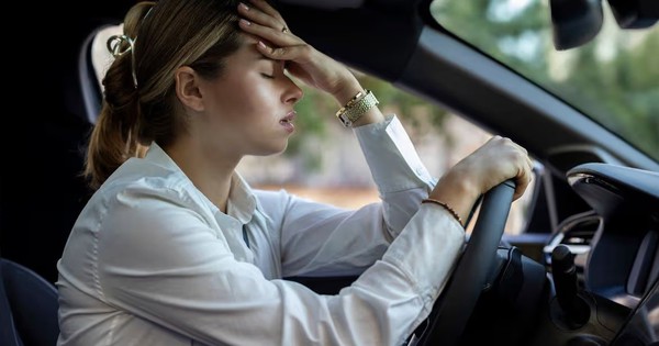 Cảnh báo 1 thứ không nên đeo khi lái xe sau khi 1 người phụ nữ suýt chết