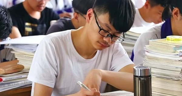 Nam sinh chỉ viết hơn 20 chữ vào bài thi môn Văn rồi nộp bài, Hiệu trưởng đọc xong lập tức 