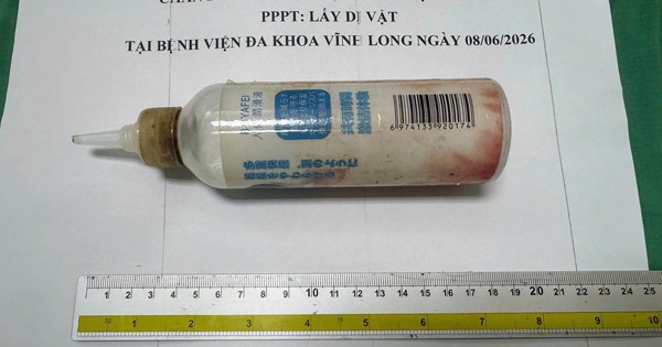 Chai nhựa 20cm mắc kẹt trong trực tràng người đàn ông 34 tuổ