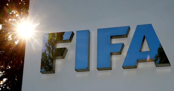 Căng đét: Chủ tịch FIFA bị huyền thoại bóng đá đệ 