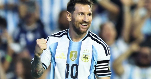 Áp sát Ronaldo, Messi nâng tổng số bàn thắng sự nghiệp lên c