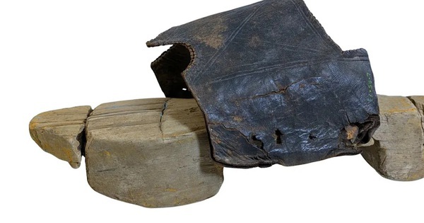 Phát hiện đôi dép nhà tắm cổ nhất thế giới trong "pháo đài k