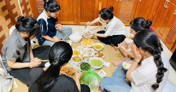 Người phụ nữ Hà Nội nấu cơm, mở cửa đón hơn 70 sĩ 