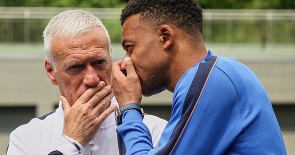 HLV Pháp nổi đóa: "Tôi chắc phải ngu ngốc lắm mới xếp Mbappe