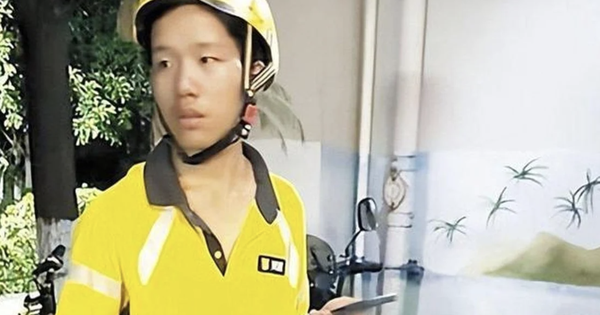 Chàng trai 19 tuổi làm shipper, sống ở gầm cầu để kiếm tiền 