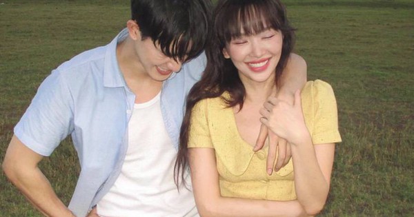 Trần Ngọc Vàng bị soi "bàn tay hư" khi chụp ảnh cù