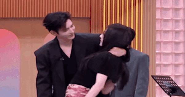 Hot nhất Weibo: Địch Lệ Nhiệt Ba lộ bằng chứng hẹn hò thiếu 