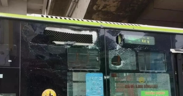Hà Nội: Mảng vữa từ nhà ga metro Văn Khê rơi trúng xe buýt