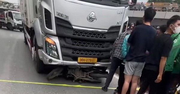 Hà Nội: Hiện trường vụ tai nạn khiến cô gái tử vong dưới gầm