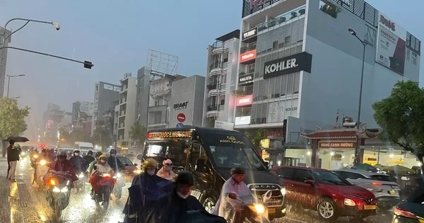 Mưa như trút nước, người dân TPHCM chật vật trên đường về nh