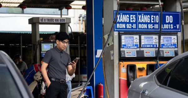 Vòng quanh Hà Nội và TP.HCM: Loạt cây xăng vẫn bán