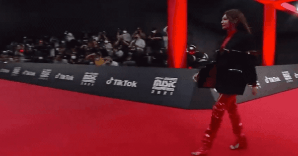 Thiên kim tiểu thư tưởng thắng cả showbiz: Nhân cách, tài nă