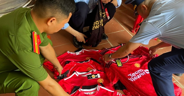 Bày bán 7 bộ quần áo Manchester United, tiểu thươn