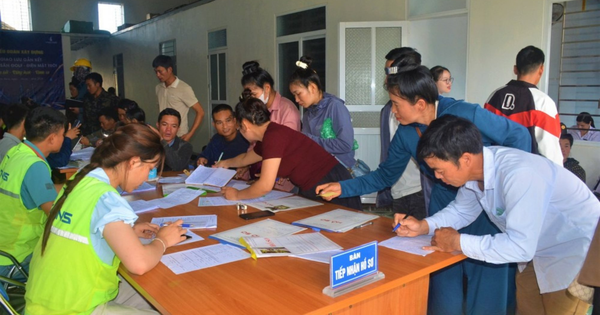 Tỷ phú Phạm Nhật Vượng tuyển công nhân xây dựng tại tỉnh miề